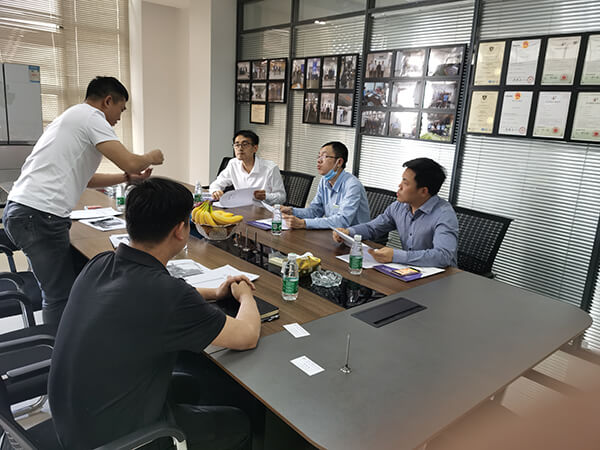 A group of people from Zhejiang University visited the factory